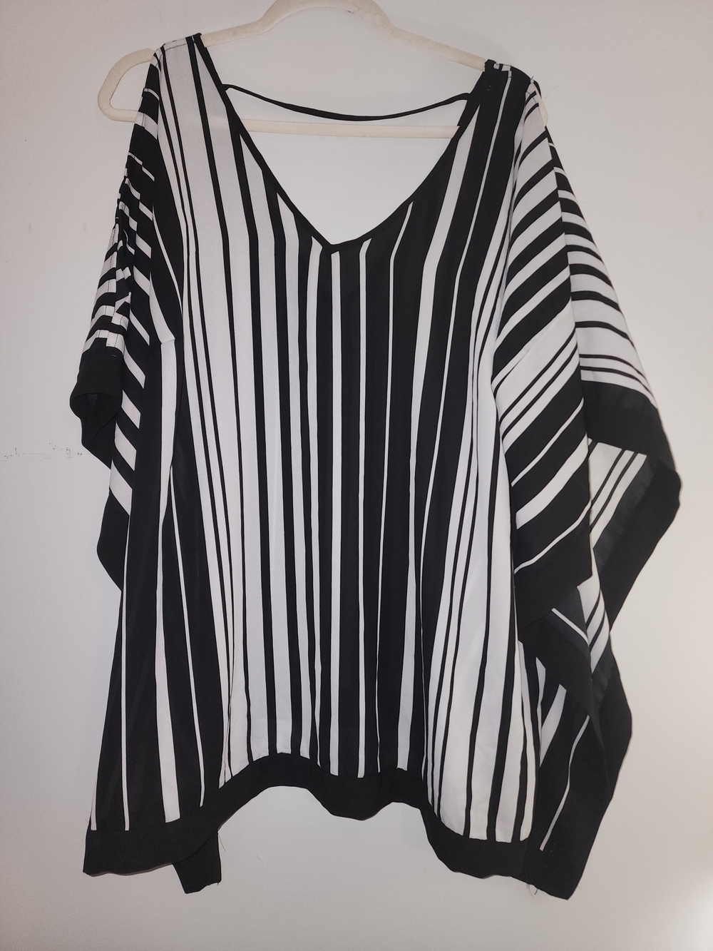 Black & White Striped V-Neck Women’s Top Size 3x